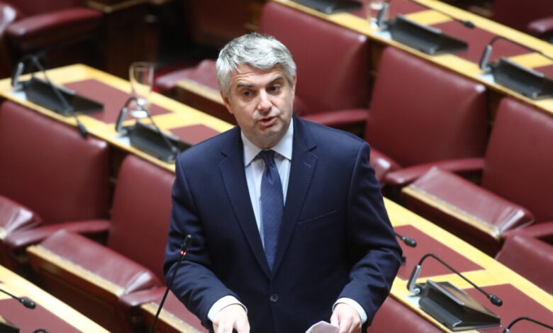 Ο-Νίκος-Ανδρουλάκης-τα-λέει-στον-Οδυσσέα-για-να-τα-ακούει-ο-Χάρης-–-Ο-Κωνσταντινόπουλος-αποχαιρετά-το-ΠΑΣΟΚ-από-τη-Βουλή