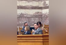 Η-Ζωή-Κωνσταντοπούλου-δημοσίευσε-το-βίντεο-με-τον-Άδωνι-Γεωργιάδη-να-τρώει-κρακεράκια-στη-Βουλή