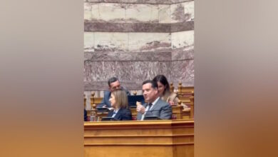 Η-Ζωή-Κωνσταντοπούλου-δημοσίευσε-το-βίντεο-με-τον-Άδωνι-Γεωργιάδη-να-τρώει-κρακεράκια-στη-Βουλή