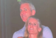 Τα-«γυρίζει»-η-Κρίστιν-Κάμποτ-της-viral-kiss-cam-στους-coldplay-και-τα-βάζει-με-τον-ceo:-«Μου-είπε-ψέματα-ότι-χώριζε»