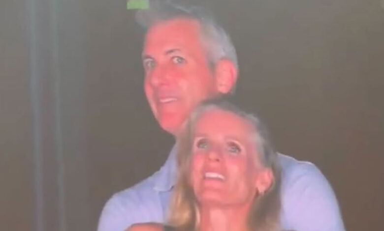 Τα-«γυρίζει»-η-Κρίστιν-Κάμποτ-της-viral-kiss-cam-στους-coldplay-και-τα-βάζει-με-τον-ceo:-«Μου-είπε-ψέματα-ότι-χώριζε»