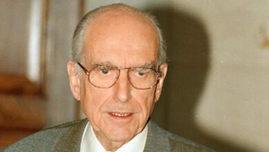 Πέθανε-ο-Κώστας-Μαρκάρης,-ο-έμπιστος-οδηγός-του-Ανδρέα-Παπανδρέου,-που-έζησε-μια-μυθιστορηματική-ζωή