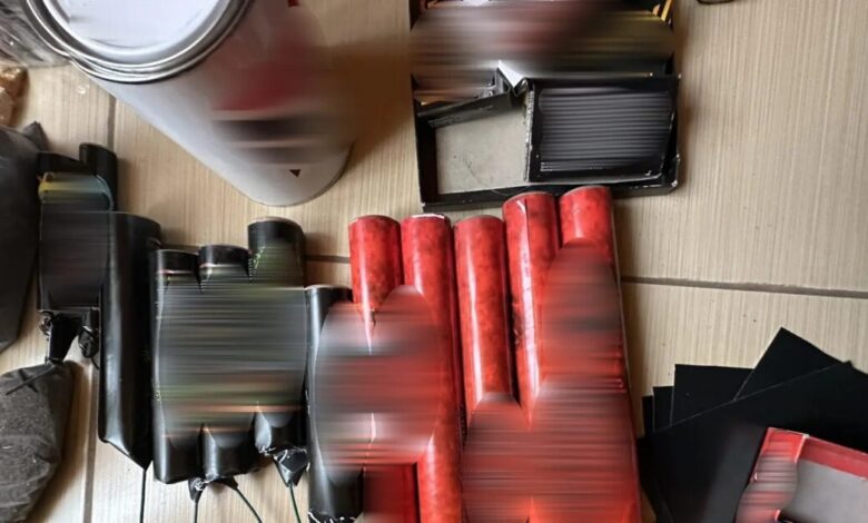 Άγιος-Δημήτριος:-Σε-εργαστήριο-εκρηκτικών-είχε-μετατρέψει-το-παιδικό-δωμάτιο-ανήλικος-–-Βρέθηκαν-πάνω-από-6.500-κροτίδες