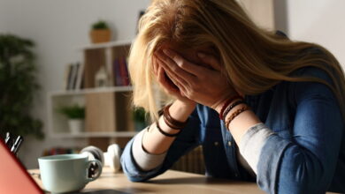 Νέες-καταγγελίες-για-επιθέσεις-μαθητών-σε-βάρος-καθηγητών:-«Με-χτύπησαν-στην-πλάτη-με-στυλό,-μου-πετούσαν-μπουκάλια-και-με-έβριζαν»