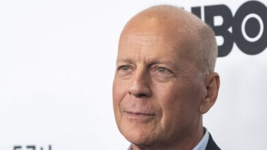 Η-Ντέμι-Μουρ-εύχεται-«χρόνια-πολλά»-στον-Μπρους-Γουίλις-για-τα-γενέθλιά-του:-Η-φωτογραφία-αγκαλιά-με-την-εγγονή-του