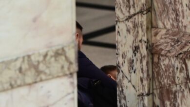 Ξεκίνησε-η-δίκη-για-τον-ξυλοδαρμό-Γραμμένου-στη-Βουλή:-Τα-«γαλλικά»-μεταξύ-Βελόπουλου-και-Φλώρου-–-«Είναι-τραμπούκος-ναζιστής»,-είπε-για-τον-κατηγορούμενο