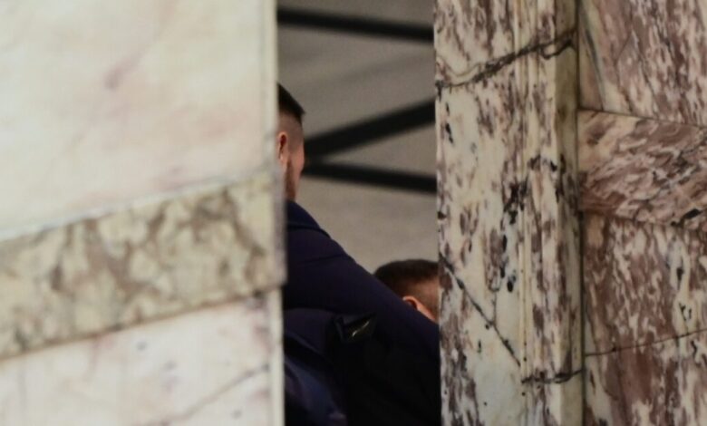 Ξεκίνησε-η-δίκη-για-τον-ξυλοδαρμό-Γραμμένου-στη-Βουλή:-Τα-«γαλλικά»-μεταξύ-Βελόπουλου-και-Φλώρου-–-«Είναι-τραμπούκος-ναζιστής»,-είπε-για-τον-κατηγορούμενο