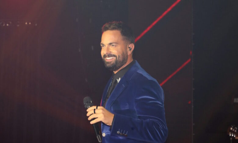 Ο-Ηλίας-Βρεττός-έπεσε-θύμα-ξυλοδαρμού-σε-εμφάνισή-του-σε-μαγαζί-στην-Κύπρο-–-Τον-χτύπησαν-με-μπουνιές-αλλά-«όλα-είναι-μια-χαρά»