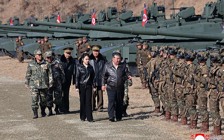 Βόλτες…-με-τανκ-για-τον-Κιμ-Γιονγκ-Ουν-και-την-κόρη-του