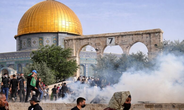 Ένταση-και-δακρυγόνα-καθώς-το-τέμενος-Αλ-Άκσα-παραμένει-κλειστό-για-το-Ιντ-αλ-Φιτρ