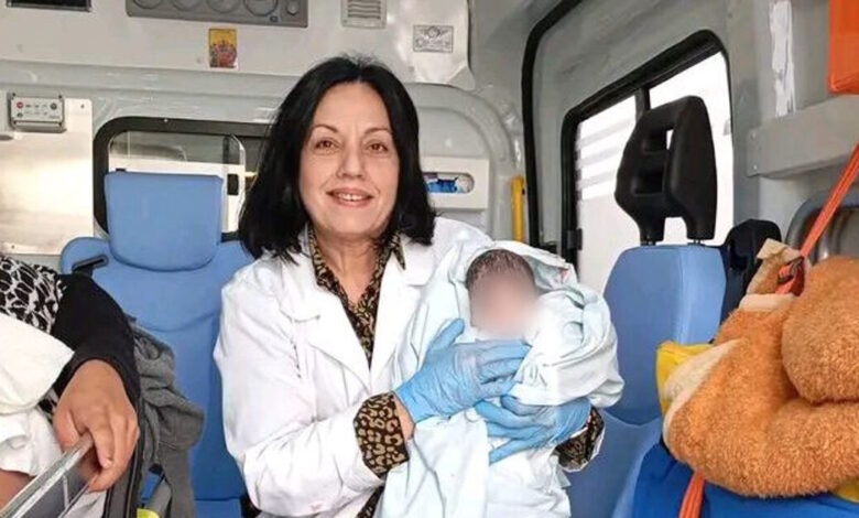 Ηράκλειο:-Η-γέννα-μέσα-στο-ασθενοφόρο-και-η-πρώτη-φωτογραφία-του-«βιαστικού»-μπόμπιρα-–-Συγκινητικές-στιγμές