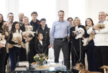 Συνάντηση-Μητσοτάκη-με-Έλληνες-που-επαναπατρίστηκαν-από-τη-Μέση-Ανατολή-μαζί-με-τα-ζώα-συντροφιάς-τους