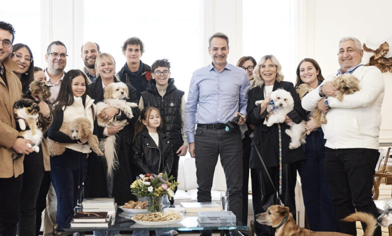 Συνάντηση-Μητσοτάκη-με-Έλληνες-που-επαναπατρίστηκαν-από-τη-Μέση-Ανατολή-μαζί-με-τα-ζώα-συντροφιάς-τους