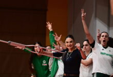 Η-Σελέν-Ερντέμ-έδωσε-το-δικό-της-σόου-με-την-πατερίτσα-της-στο-Ολυμπιακός-–-Παναθηναϊκός