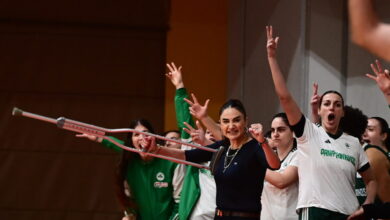 Η-Σελέν-Ερντέμ-έδωσε-το-δικό-της-σόου-με-την-πατερίτσα-της-στο-Ολυμπιακός-–-Παναθηναϊκός