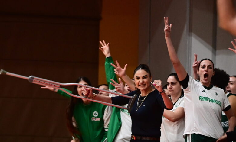 Η-Σελέν-Ερντέμ-έδωσε-το-δικό-της-σόου-με-την-πατερίτσα-της-στο-Ολυμπιακός-–-Παναθηναϊκός