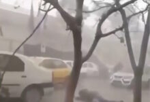 Ιράν:-Συγκλονιστικό-βίντεο-από-πυραυλικές-επιθέσεις-στην-Τεχεράνη-–-Γυναίκα-προσεύχεται-στον-Αλλάχ-λίγο-πριν-πέσει-νεκρή