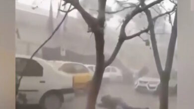 Ιράν:-Συγκλονιστικό-βίντεο-από-πυραυλικές-επιθέσεις-στην-Τεχεράνη-–-Γυναίκα-προσεύχεται-στον-Αλλάχ-λίγο-πριν-πέσει-νεκρή