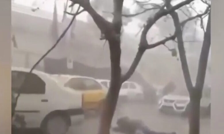 Ιράν:-Συγκλονιστικό-βίντεο-από-πυραυλικές-επιθέσεις-στην-Τεχεράνη-–-Γυναίκα-προσεύχεται-στον-Αλλάχ-λίγο-πριν-πέσει-νεκρή