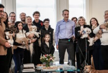 Βίντεο-Μητσοτάκη-από-τη-συνάντηση-με-τους-επαναπατρισθέντες-από-τη-Μέση-Ανατολή-με-τα-ζώα-συντροφιάς-τους