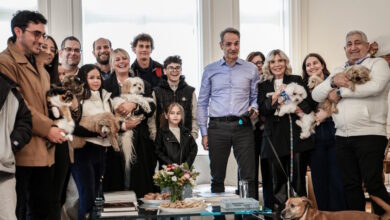 Βίντεο-Μητσοτάκη-από-τη-συνάντηση-με-τους-επαναπατρισθέντες-από-τη-Μέση-Ανατολή-με-τα-ζώα-συντροφιάς-τους