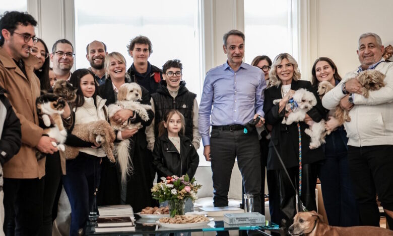 Βίντεο-Μητσοτάκη-από-τη-συνάντηση-με-τους-επαναπατρισθέντες-από-τη-Μέση-Ανατολή-με-τα-ζώα-συντροφιάς-τους