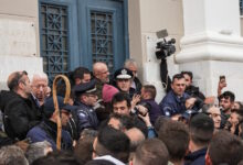 Λέσβος:-Κτηνοτρόφοι-προχώρησαν-σε-πολύωρο-μπλόκο-στο-λιμάνι-–-Αντιδράσεις-για-τα-μέτρα-καραντίνας-για-τον-αφθώδη-πυρετό