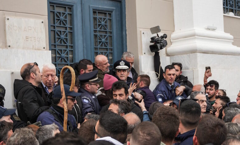 Λέσβος:-Κτηνοτρόφοι-προχώρησαν-σε-πολύωρο-μπλόκο-στο-λιμάνι-–-Αντιδράσεις-για-τα-μέτρα-καραντίνας-για-τον-αφθώδη-πυρετό