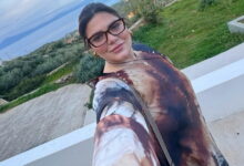 Δανάη-Μπάρκα:-Το-βίντεο-που-την-τράβηξε-ο-σύντροφός-της-στην-παραλία,-με-φόντο-το-ηλιοβασίλεμα