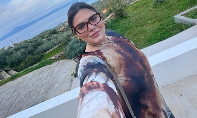 Δανάη-Μπάρκα:-Το-βίντεο-που-την-τράβηξε-ο-σύντροφός-της-στην-παραλία,-με-φόντο-το-ηλιοβασίλεμα