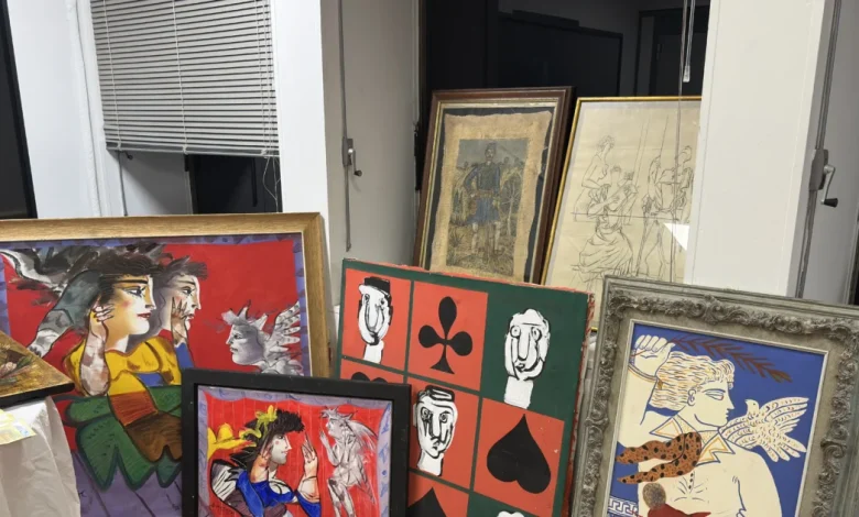 Γιώργος-Τσαγκαράκης:-Η-ανώνυμη-καταγγελία-που-άνοιξε-την-έρευνα-για-τα-πλαστά-έργα-τέχνης-του-γκαλερίστα-στο-Κολωνάκι-–-Δείτε-εικόνες