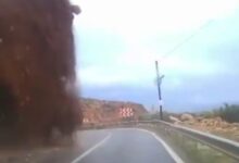 Τουρκία:-Βίντεο-με-τεράστια-κατολίσθηση-να-«πλακώνει»-αυτοκίνητο-–-Σώος-ο-οδηγός