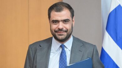 Παύλος-Μαρινάκης-κατά-Ράδιο-Αρβύλα:-«Η-αλήθεια-αυτών-των-ανθρώπων-είναι-αυτός-που-καθόταν-στην-τέταρτη-καρέκλα»