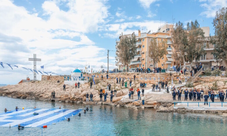 25η-Μαρτίου:-Η-γαλανόλευκη-στη-θάλασσα-του-Πειραιά-για-την-εθνική-επέτειο-–-Συγκίνηση-και-υπερηφάνεια