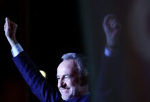 Γαλλία:-Ο-σοσιαλιστής-Εμανουέλ-Γκρεγκουάρ-νέος-δήμαρχος-του-Παρισιού,-με-το-ποδήλατο-στο-δημαρχείο