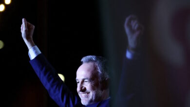 Γαλλία:-Ο-σοσιαλιστής-Εμανουέλ-Γκρεγκουάρ-νέος-δήμαρχος-του-Παρισιού,-με-το-ποδήλατο-στο-δημαρχείο