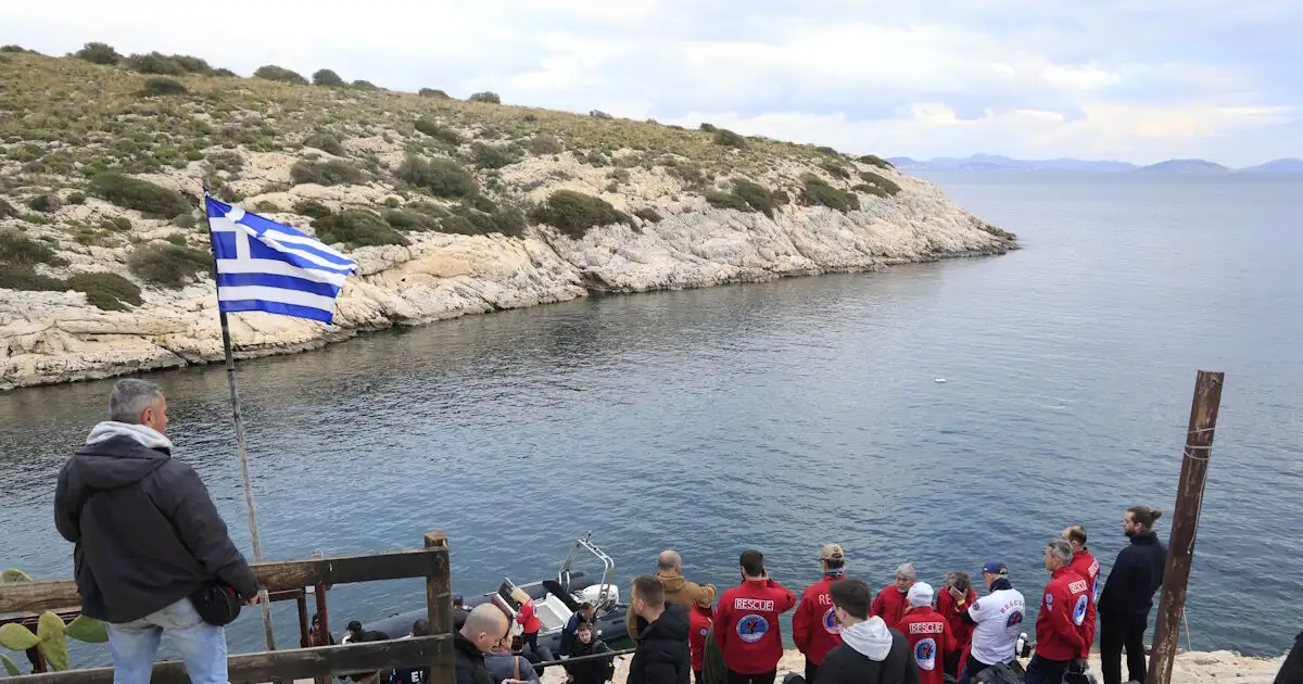 Βουλιαγμένη:-Συνεχίζονται-οι-έρευνες-για-τον-εντοπισμό-του-34χρονου-δύτη-–-Το-«Πηγάδι-του-Διαβόλου»-και-οι-στρατιωτικοί-που-χάθηκαν