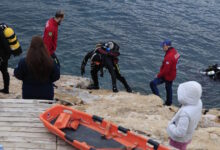 Βουλιαγμένη:-«Το-υποβρύχιο-σπήλαιο-είναι-σαν-να-σε-ρουφάει,-οι-έρευνες-διακόπηκαν-λόγω-επικινδυνότητας»-λέει-ο-επικεφαλής-των-διασωστών-για-τον-δύτη-που-αγνοείται