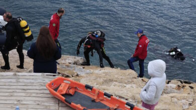 Βουλιαγμένη:-«Το-υποβρύχιο-σπήλαιο-είναι-σαν-να-σε-ρουφάει,-οι-έρευνες-διακόπηκαν-λόγω-επικινδυνότητας»-λέει-ο-επικεφαλής-των-διασωστών-για-τον-δύτη-που-αγνοείται