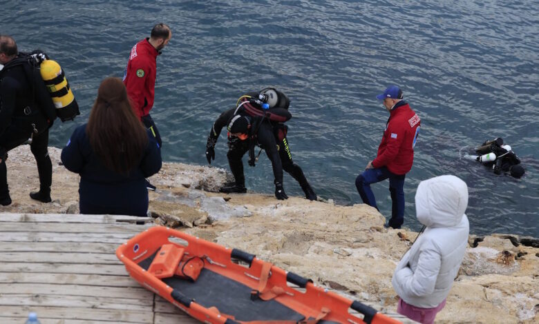 Βουλιαγμένη:-«Το-υποβρύχιο-σπήλαιο-είναι-σαν-να-σε-ρουφάει,-οι-έρευνες-διακόπηκαν-λόγω-επικινδυνότητας»-λέει-ο-επικεφαλής-των-διασωστών-για-τον-δύτη-που-αγνοείται