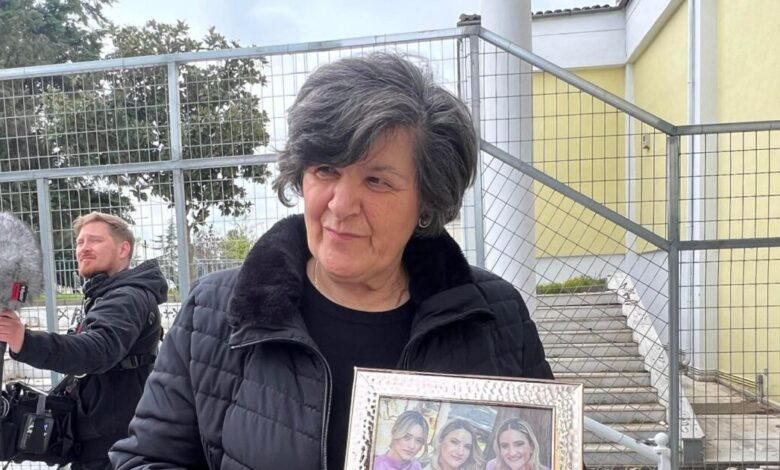 Τέμπη:-Συγκλονίζει-η-γιαγιά-των-τριών-κοριτσιών-της-οικογένειας-Πλακιά-–-Στο-δικαστήριο-με-κορνίζα-των-εγγονών-της