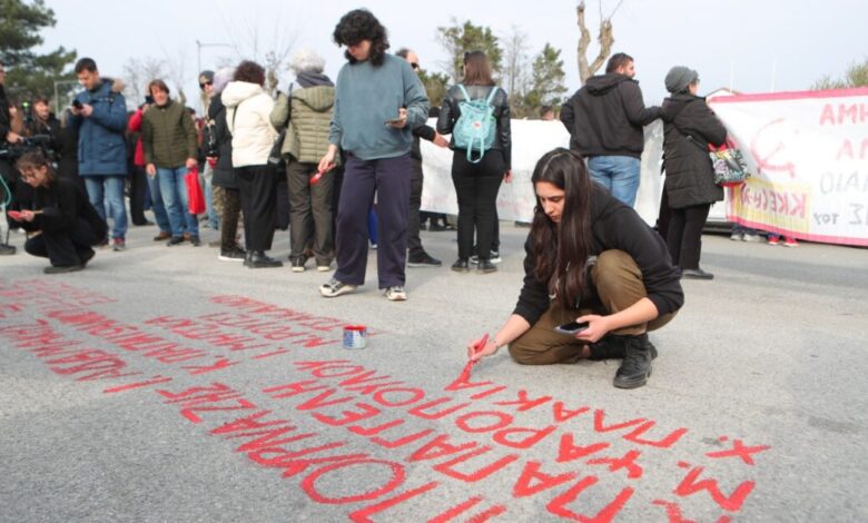 Τέμπη:-Διαδηλωτές-έγραψαν-με-κόκκινη-μπογιά-τα-ονόματα-των-νεκρών-απέναντι-από-το-κτίριο-που-γίνεται-η-δίκη