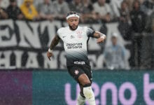 Ο-Μέμφις-Ντεπάι-χρησιμοποίησε-κινητό-στον-πάγκο-της-Κορίνθιανς-και-μέλος-του-προπονητικού-τιμ-του-την-είπε