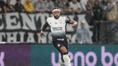 Ο-Μέμφις-Ντεπάι-χρησιμοποίησε-κινητό-στον-πάγκο-της-Κορίνθιανς-και-μέλος-του-προπονητικού-τιμ-του-την-είπε