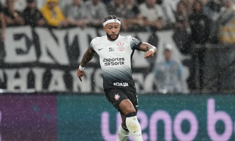 Ο-Μέμφις-Ντεπάι-χρησιμοποίησε-κινητό-στον-πάγκο-της-Κορίνθιανς-και-μέλος-του-προπονητικού-τιμ-του-την-είπε