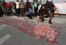 Διαδηλωτές-έγραψαν-με-μπογιά-τα-ονόματα-των-νεκρών-απέναντι-από-τον-χώρο-της-δίκης-(φωτο)