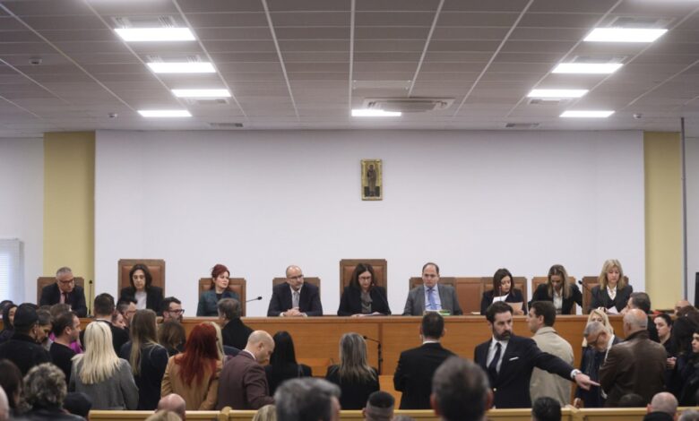 Συνεχείς-διακοπές-στη-δίκη-για-τα-Τέμπη-–-Πεδίο-έντασης-η-χωρητικότητα-της-αίθουσας