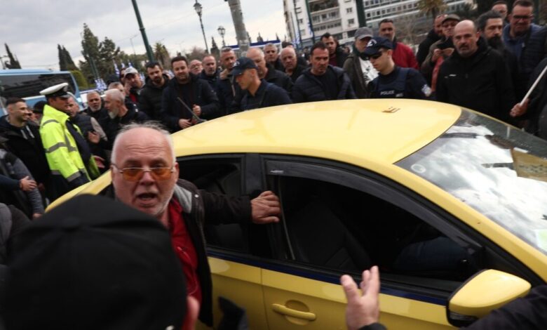 Σύνταγμα:-Απεργοί-επιτέθηκαν-σε-οδηγό-ταξί-που-δούλευε,-τον-έβρισαν-και-του-πέταξαν-καφέδες-–-Δείτε-βίντεο