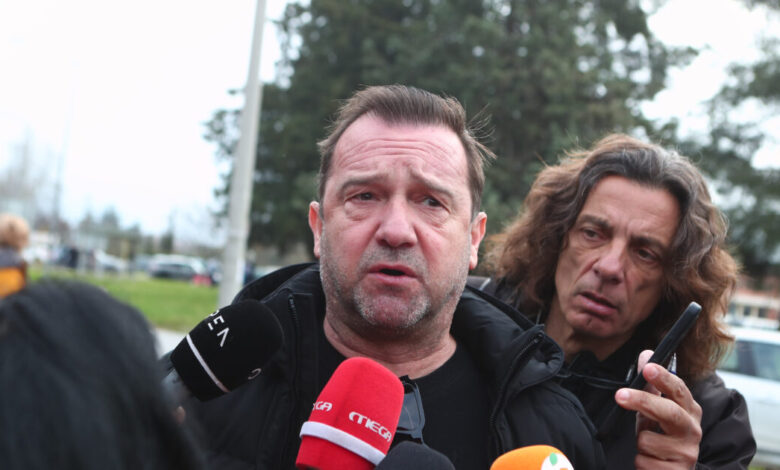 Δίκη-για-τα-Τέμπη-–-Νίκος-Πλακιάς:-«Σήμερα-μπάζωσαν-και-τα-υπόλοιπα-μέλη-της-οικογένειας-μας»