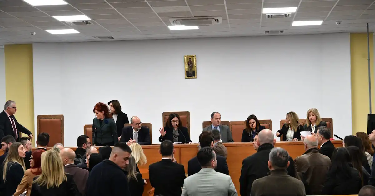 Τέμπη:-Οι-εικόνες-χάους-με-το-«καλημέρα»-της-δίκης-–-Οι-επόμενες-κινήσεις-των-δικηγόρων-και-τα-«καρφιά»-της-Περιφέρειας-Θεσσαλίας-στο-Υπουργείο-Δικαιοσύνης